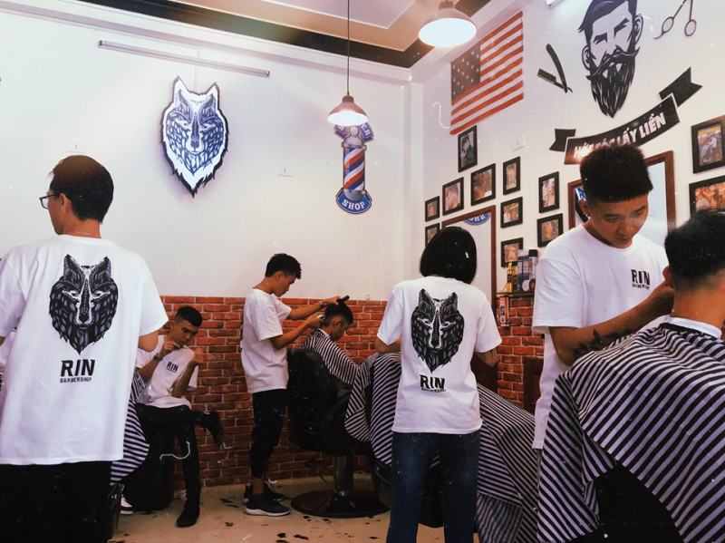 With enthusiastic, cheerful and dedicated Barbers who always take care of customers, plus the virtuosity and meticulousness in the art tray, you will surely have a new hairstyle that suits you and is satisfied when you leave.