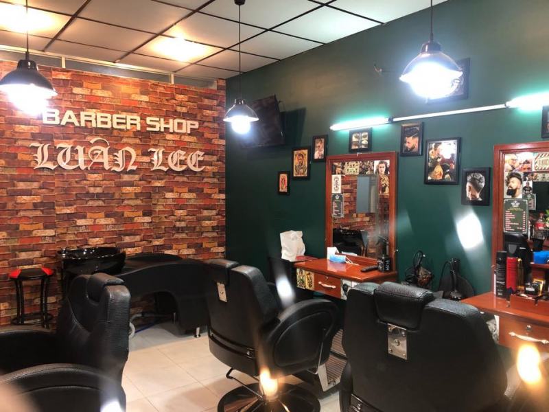 Luan lee barber shop is a 1920s barber shop style men's hair salon that combines tradition and modernity.