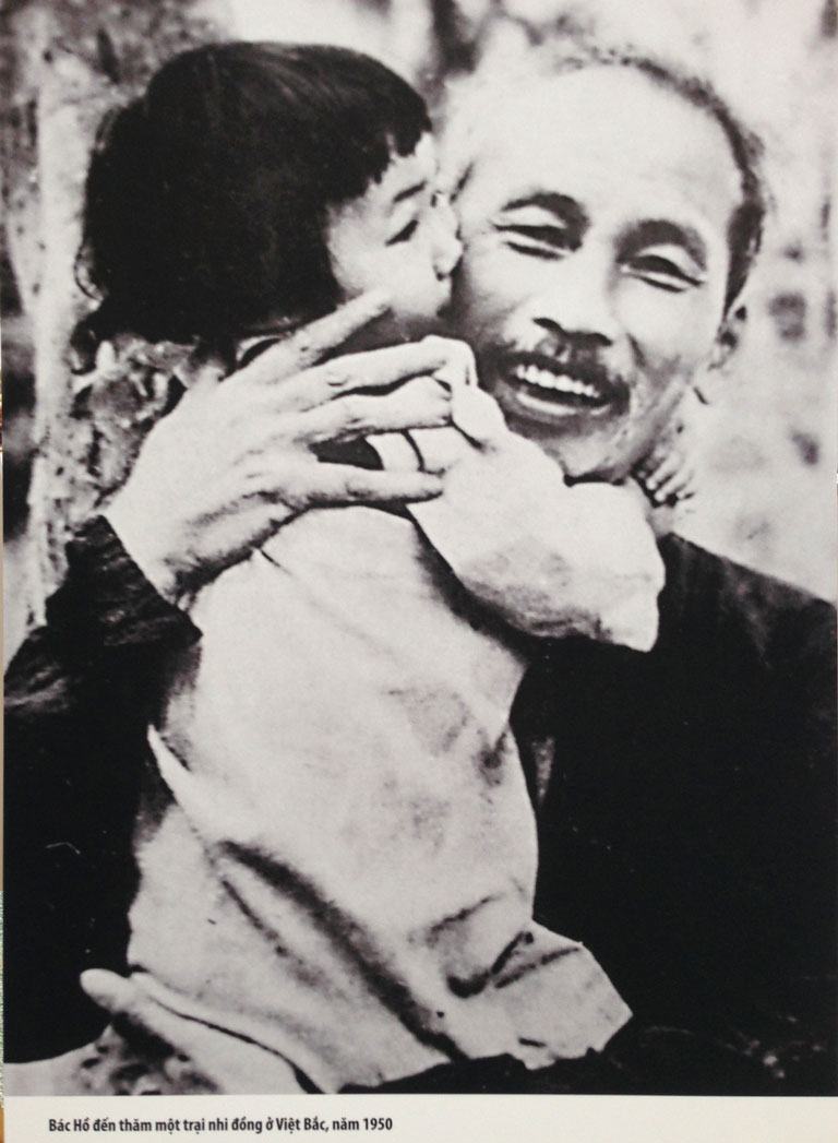 Image of Uncle Ho visiting a children's camp in Viet Bac, 1950