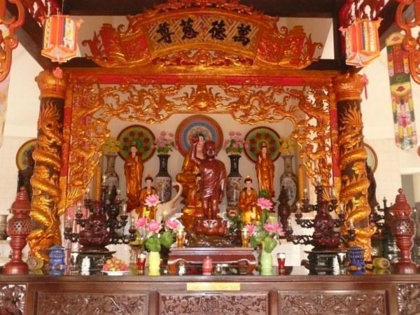Inside the main hall is the place to worship the Buddhas