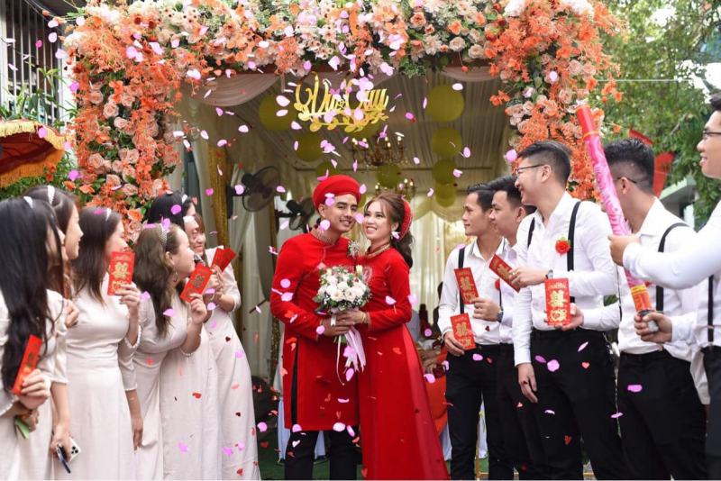 Rent a beautiful quality wedding dress with Ao Dai Family