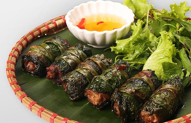 Grilled beef rolls with bay leaves