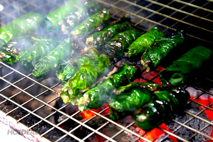 Grilled beef rolls with bay leaves