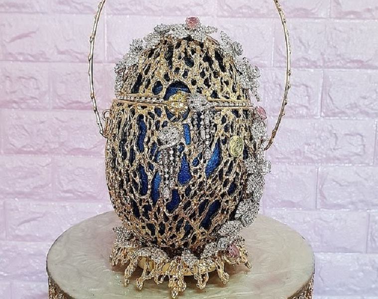 Debbie Wingham's Upcycled Easter Egg Purse