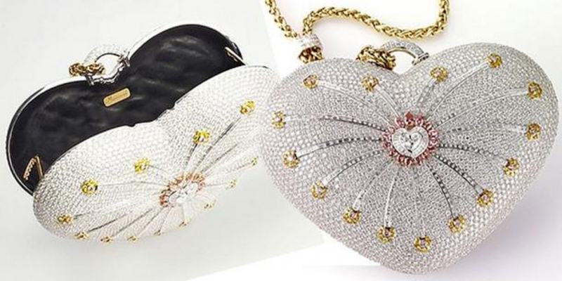 The bag is designed with a heart-shaped design encrusted with gold and diamonds with a total weight of 381,92 carats