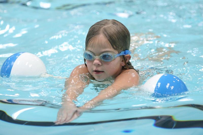 Guide your child to learn to swim in the correct sequence