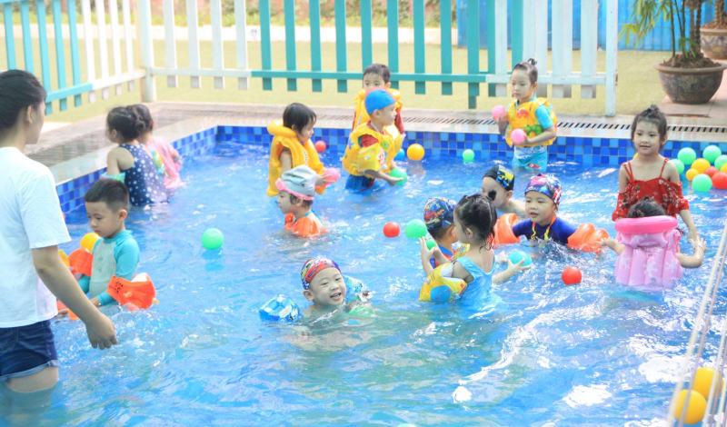 Prepare your child mentally before learning to swim