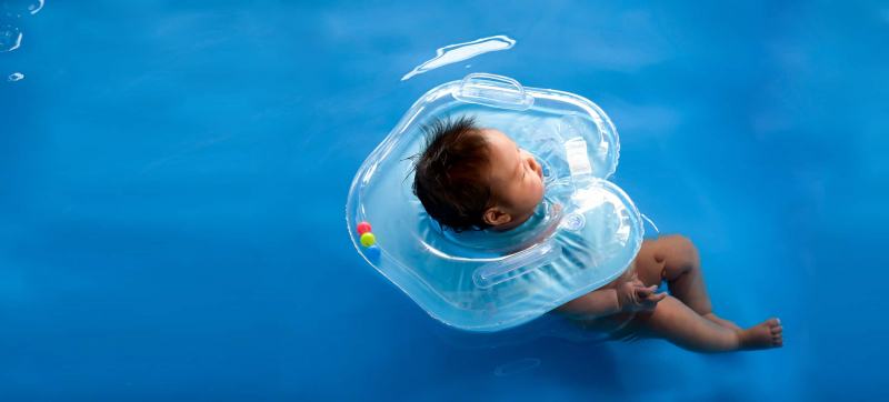 Help your child get used to the water environment at his own pace