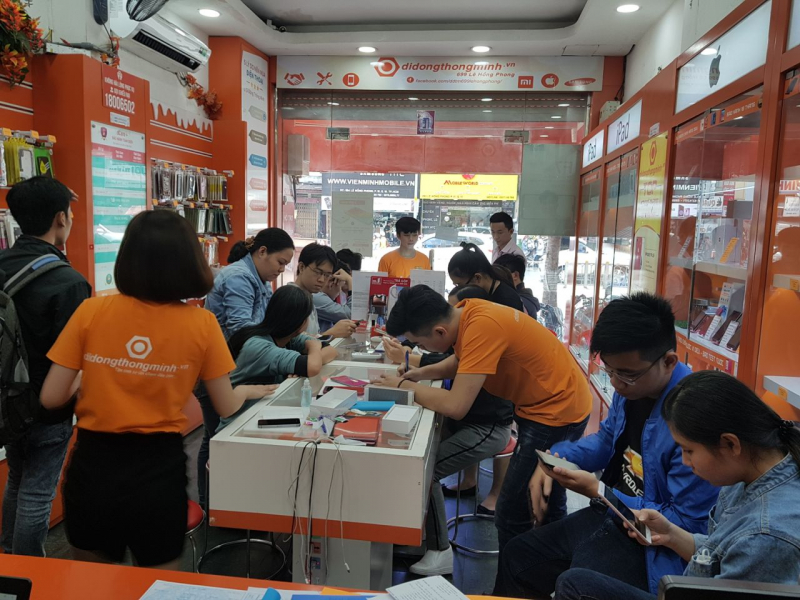 Bustling buying and selling activities take place at Smart Mobile