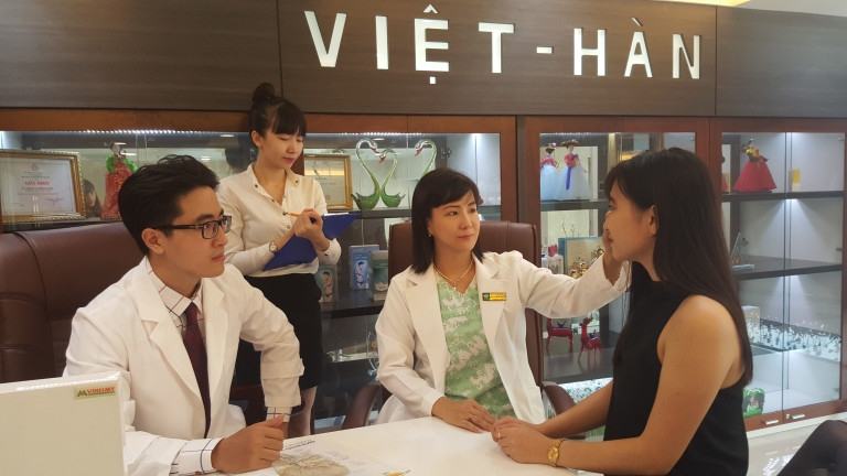 Customers are examined by Vietnamese and Korean doctors
