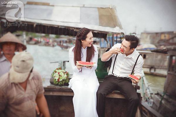 An idyllic wedding photo at Cai Rang floating market