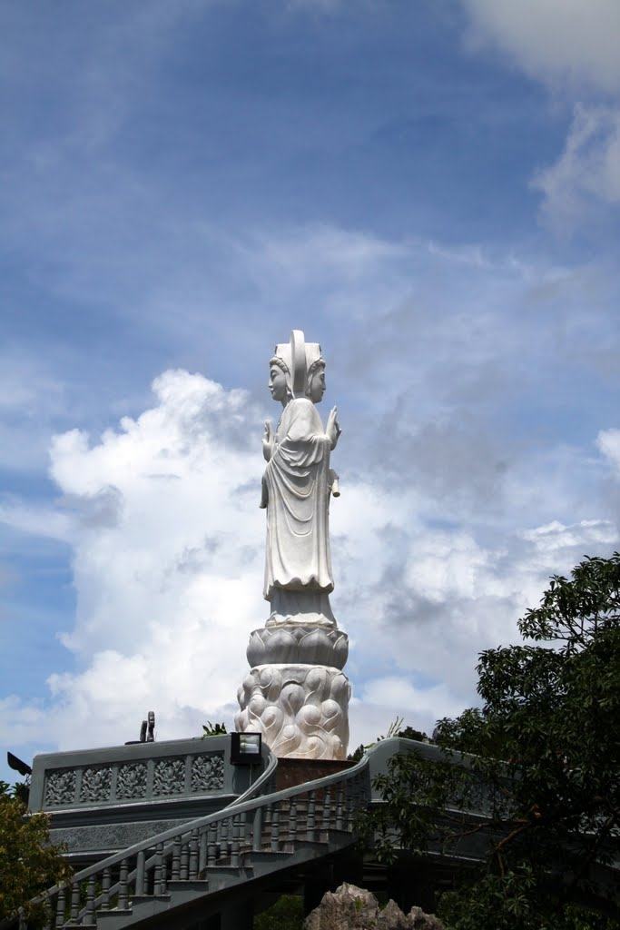 Statue of Guanyin Nam Hai at Cai Bau Pagoda