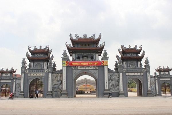 Trinh Temple Gate