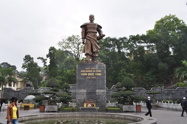 Statue of King Hung Nhuong Tran Quoc Tang