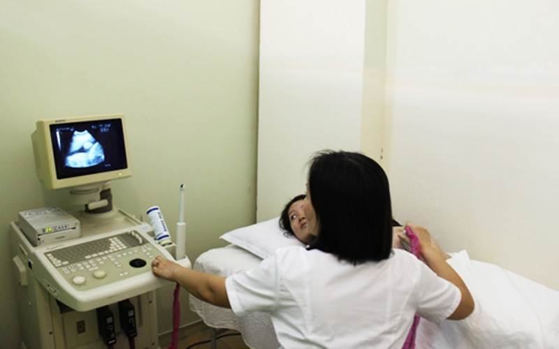 Doctor Tuyen is doing an ultrasound for a patient