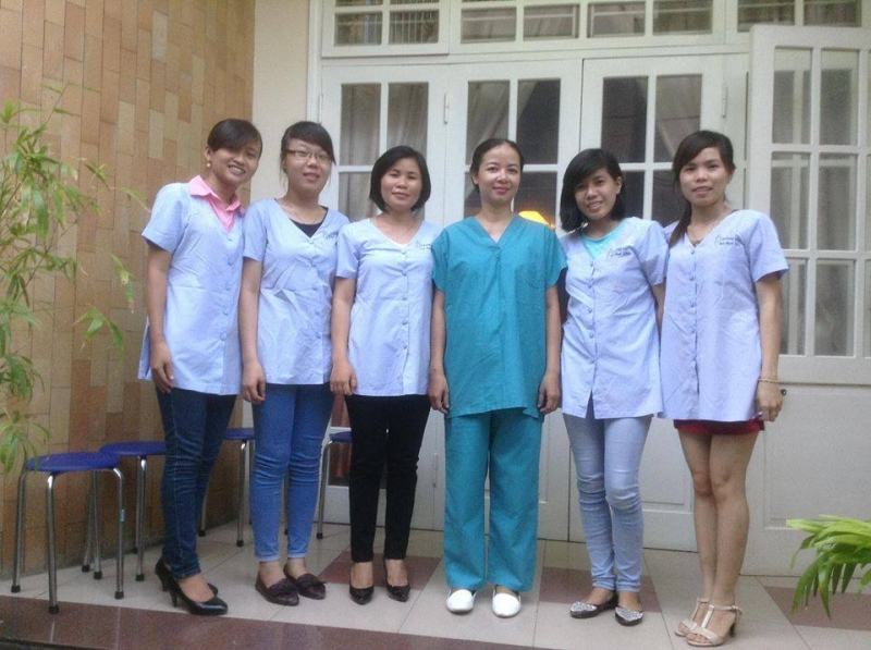 Doctor Thu (blue shirt) and staff