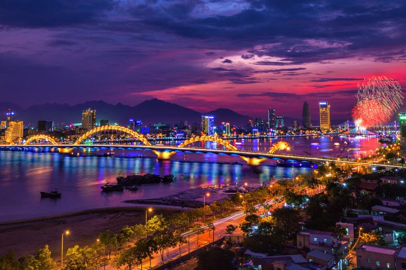 Da Nang at night is sparkling and beautiful