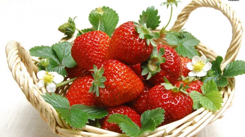 Not only has the miraculous effect of lightening the skin, but using strawberries as a hair removal mask is also extremely effective.