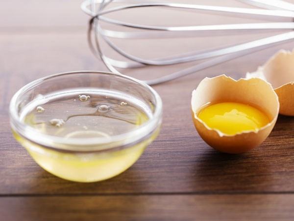 For those of you who love facial peeling, you can use this method because after it dries, the egg white will form a film covering the surface of the skin.