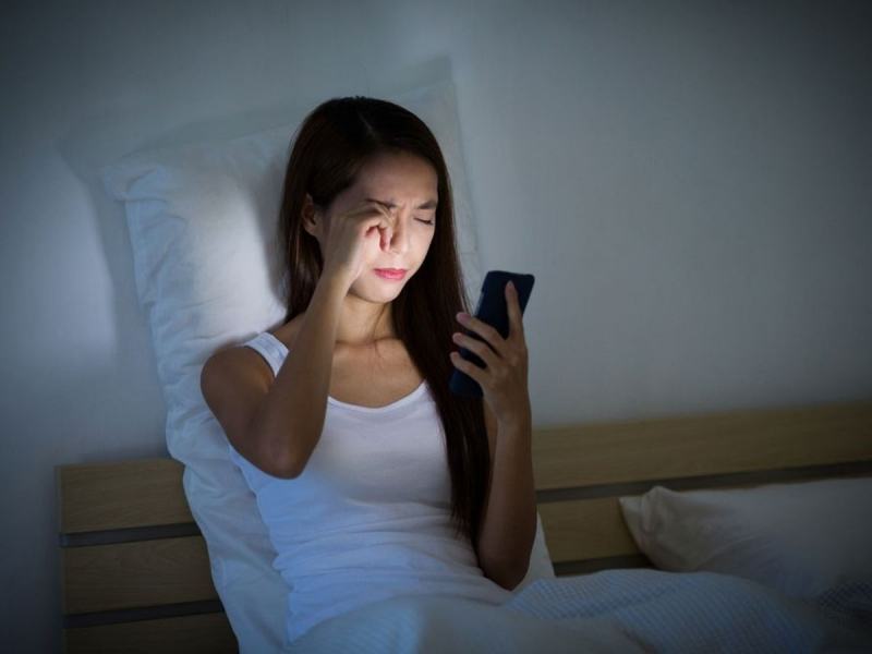 Turn off electronic devices 1 hour before going to bed