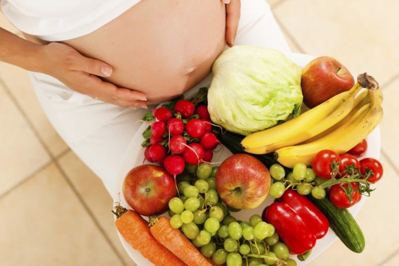 Mothers should eat a variety of fruits to supplement a variety of vitamins.
