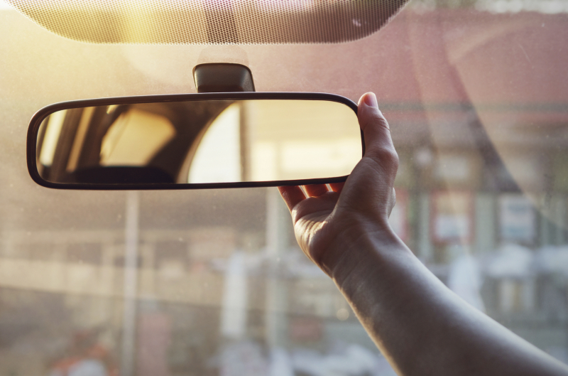 Eliminate blind spots when driving by adjusting car mirrors before moving