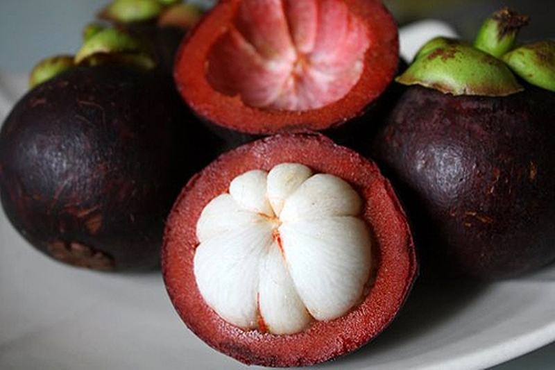 Choose mangosteen with dark brown color, beautiful skin, feel good around the skin, not crushed if you want to eat it right away.