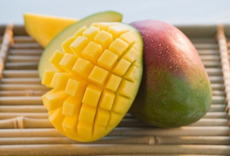 You should choose a mango with an even yellow skin, tight skin, no roughness and no tiny bruises