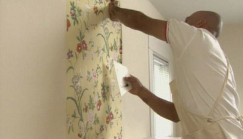 How to clean walls with wallpaper