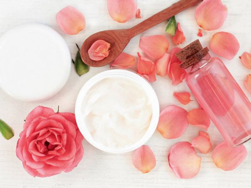 Rose cream nourishes the skin, exfoliates dead skin cells.