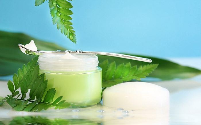 Tea tree oil moisturizing cream for acne skin
