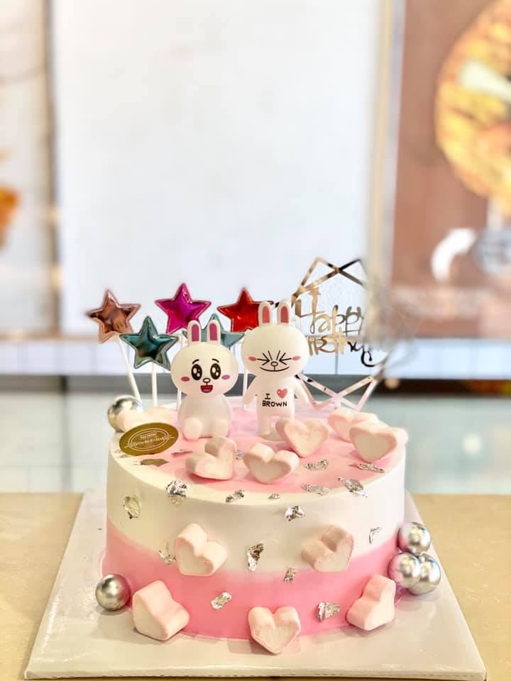 Cakes of Bao Thanh Bakery are decorated very luxuriously