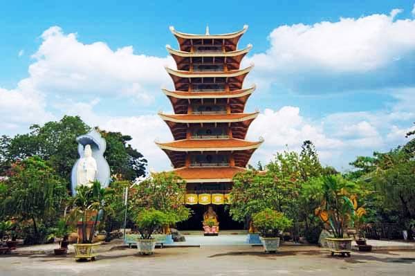 Vinh Nghiem Pagoda has the tallest and most elaborate stone tower architecture in Vietnam