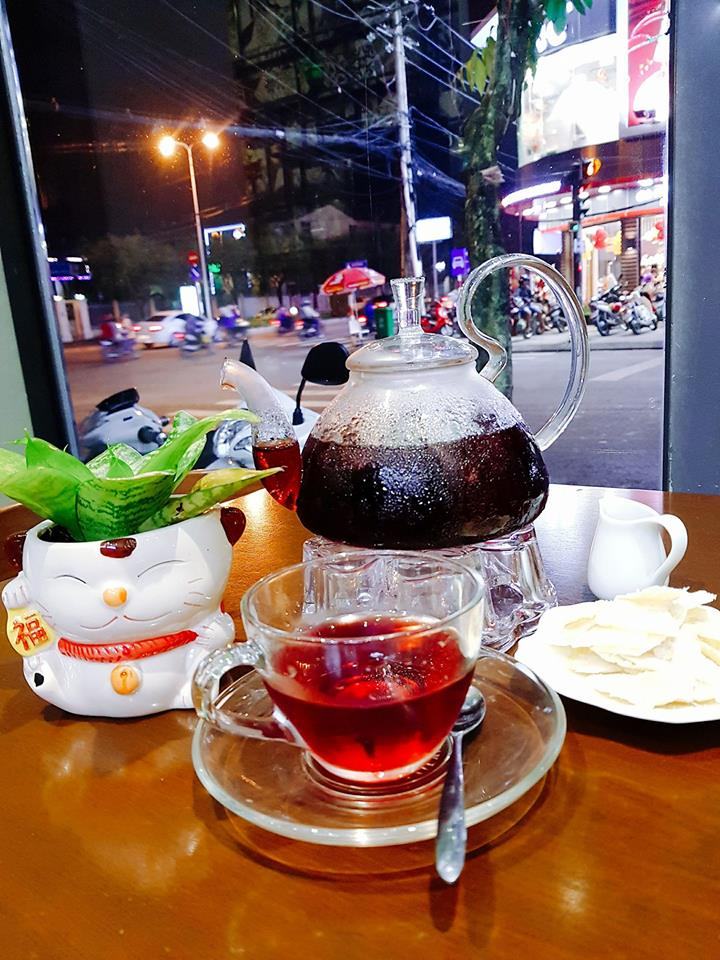 sparkling tea set at Kaffeine