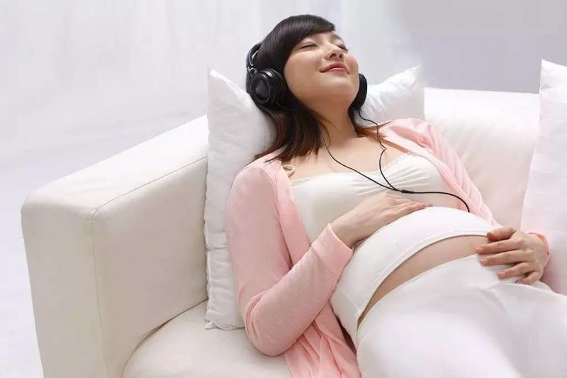 Listening to music is an effective spiritual medicine for pregnant women