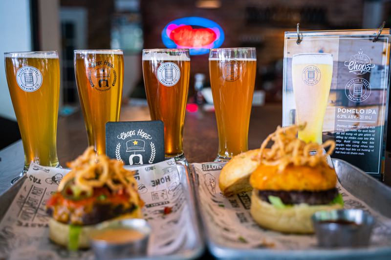 Hamburger and beer - the perfect duo for an empty stomach