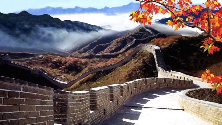 A section of the Great Wall and the fog