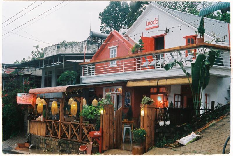Red Apple Coffee Shop is the first Egg Coffee shop in Da Lat made from organic coffee beans from Montagnards Home Farm.