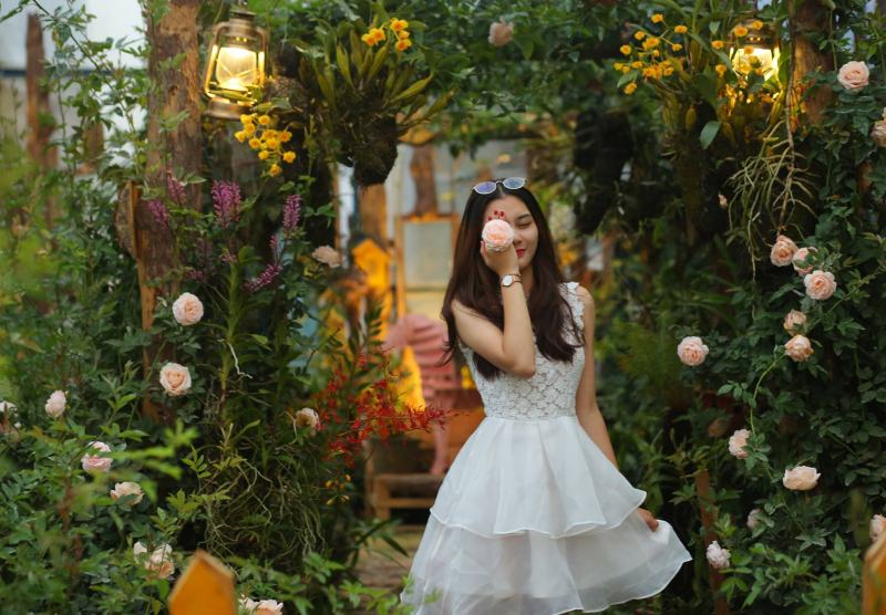 As the name of the shop, Trieu Do Hong is a garden full of roses racing to bloom