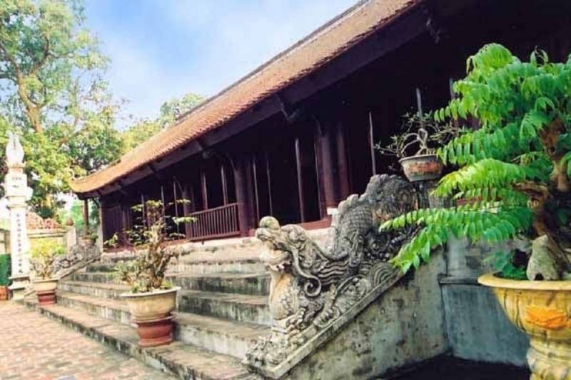 The main hall of Tu Khoat temple