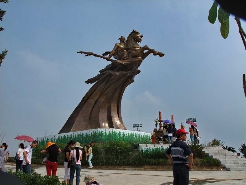 Statue of Saint Giong - Phu Dong Thien Vuong
