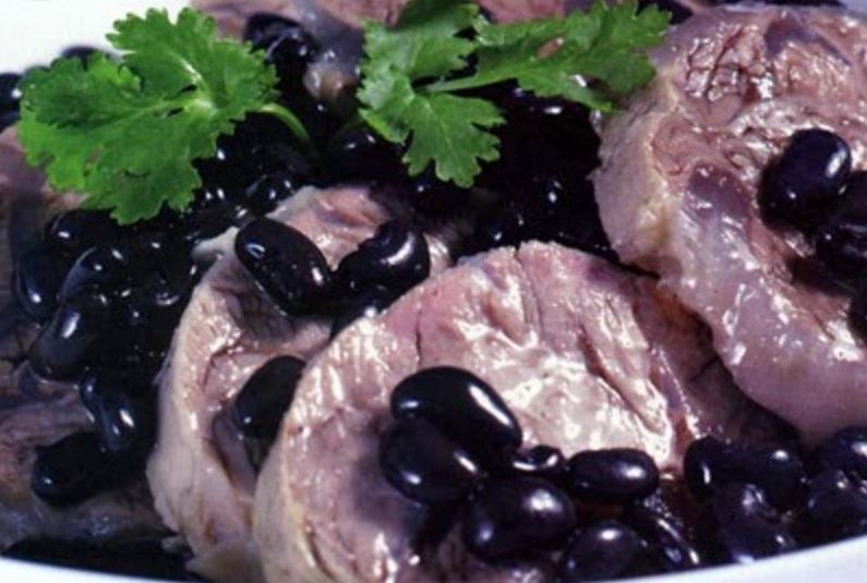 Therefore, when cooking black beans with beef, the iron content in the meat will be lost and interfere with the absorption of iron in the baby's body.
