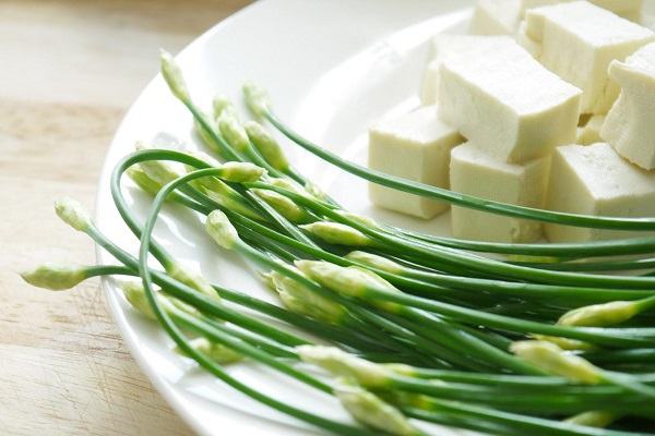 The amount of calcium in tofu combined with oxalic acid in chives will create a precipitate called calcium oxalate, which interferes with the absorption of calcium in children and leads to a high risk of rickets.
