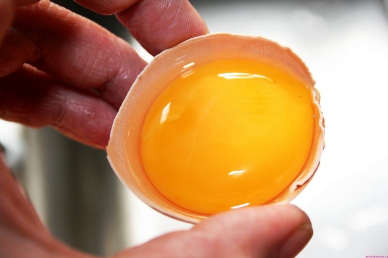 Chicken eggs do not combine with garlic when cooking dishes