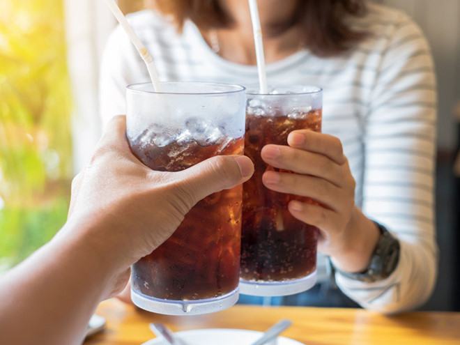 Carbonated drinks cause digestive problems when consumed on an empty stomach
