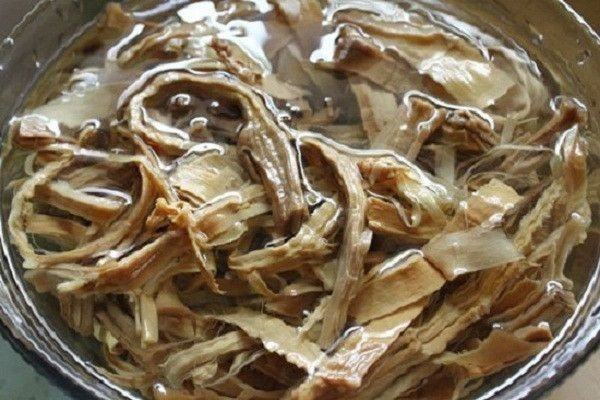 Dried bamboo shoots soaked in rice water to quickly bloom