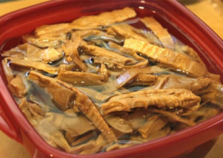 Soak bamboo shoots with rice water