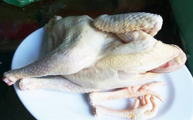 Tips for plucking standard chicken feathers clean and fast