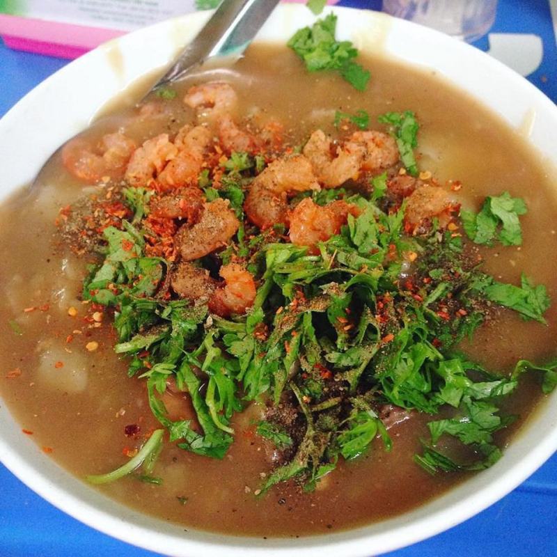 Porridge is cooked from rice flour, soup cake, pork ribs, peeled shrimp.