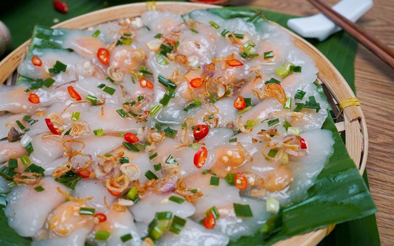 Currently, people mainly use tapioca starch, the filling is shrimp mixed with spices or minced lean meat mixed with wood ear, onions, bamboo shoots...